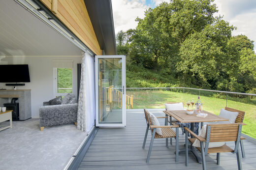 Gemeubileerd terras en woonkamer van een accommodatie op camping CAPFUN UK Lakeview Manor in Dunkeswell.