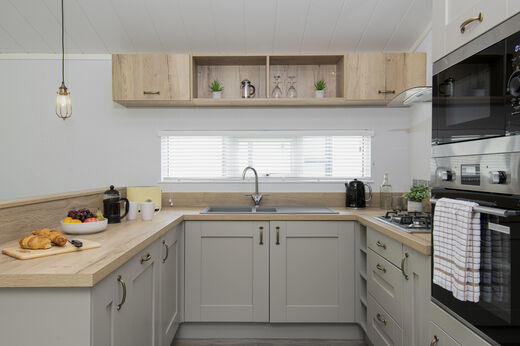 Moderne en uitgeruste keuken van een stacaravan op camping CAPFUN UK Lakeview Manor.