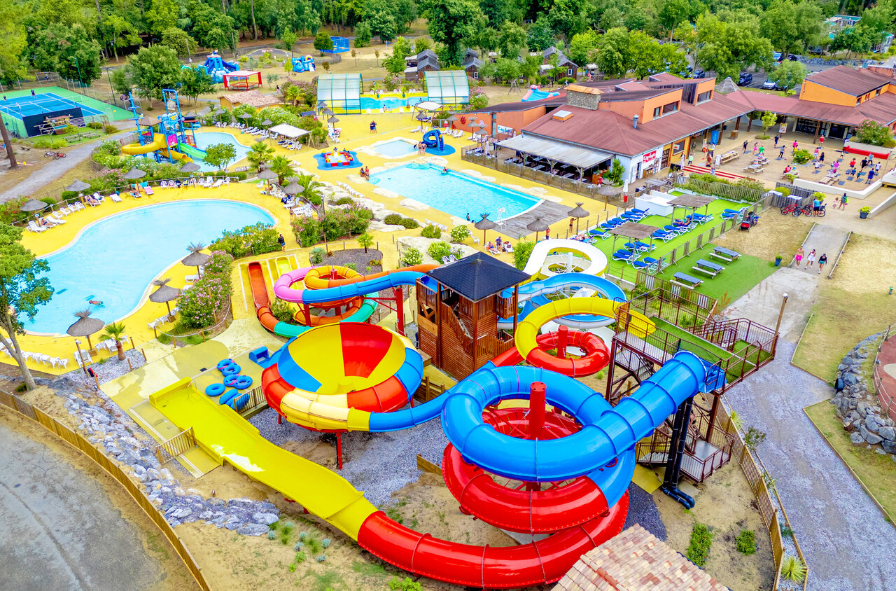 Waterpark met kleurrijke glijbanen en zwembaden op camping CAPFUN Landisland in Moliets-et-Maa (40).