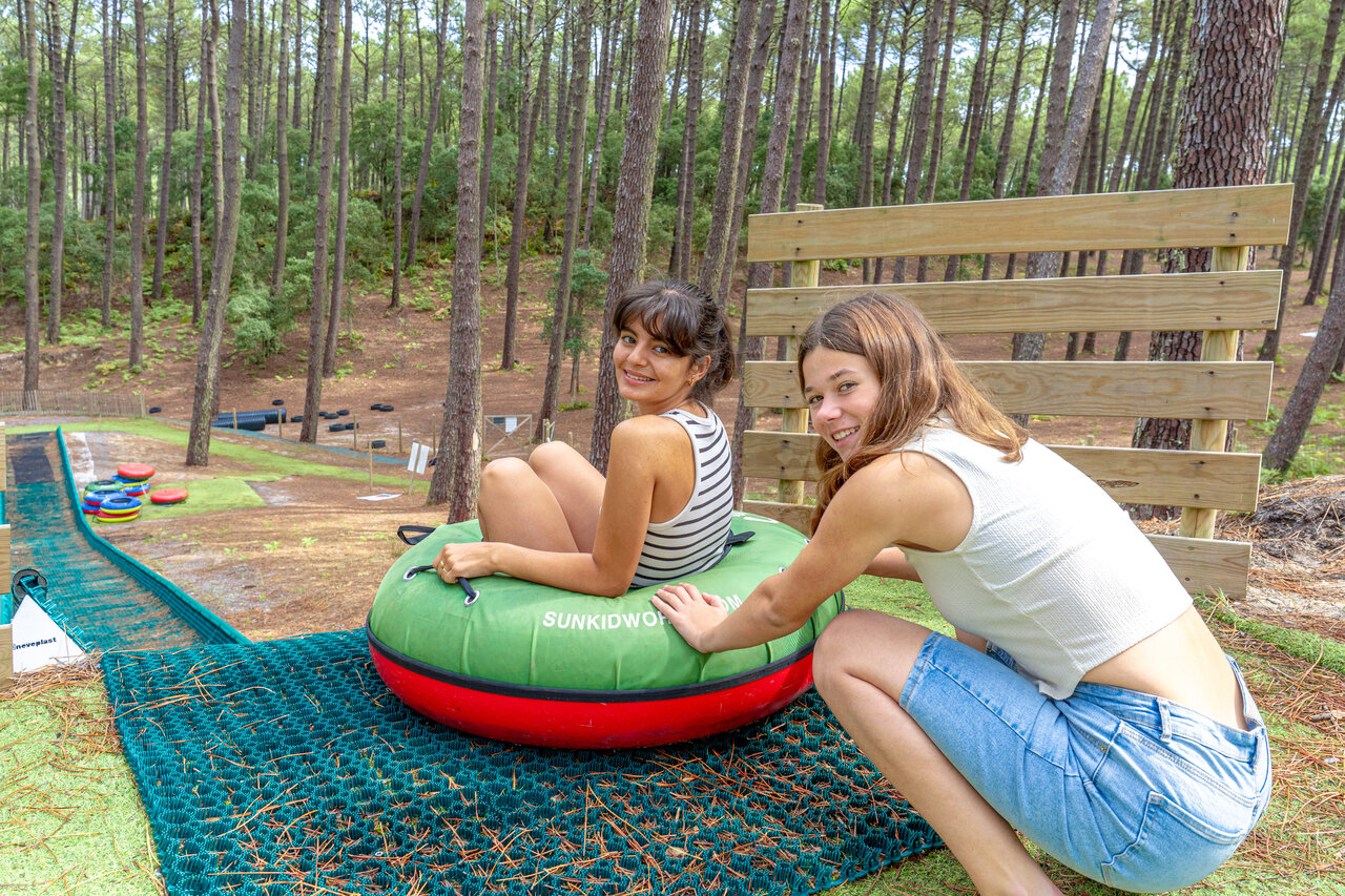 Droge tubing activiteit in bos op camping CAPFUN Landisland in Moliets-et-Maa (40).