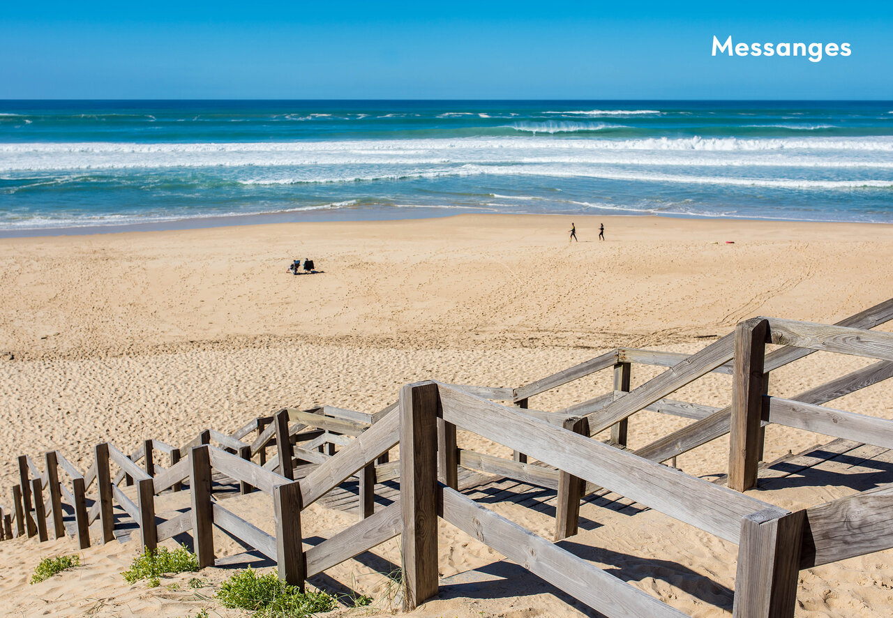 Houten toegang tot het fijne zandstrand van Messanges, Landes.