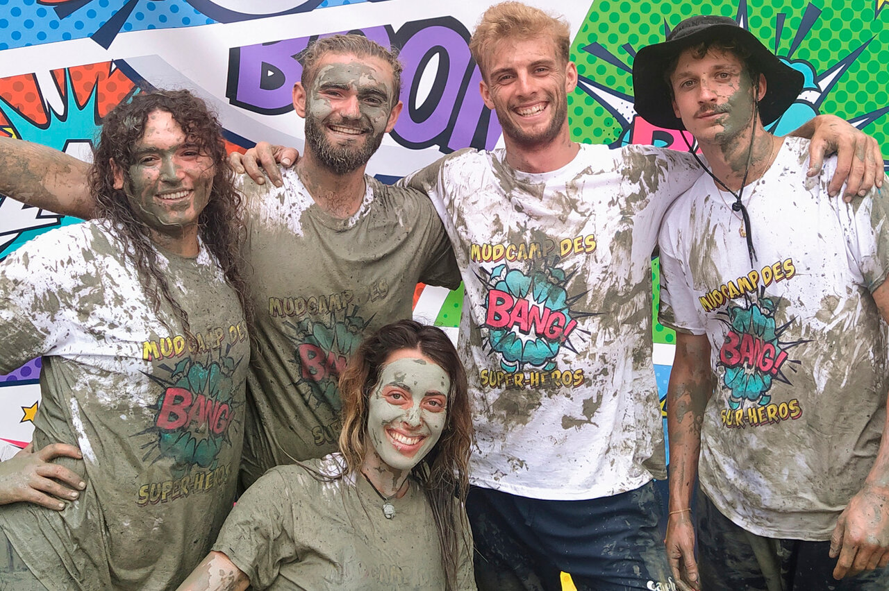 Lachende vrienden onder de modder na Mudcamp op CAPFUN Landisland, Moliets-et-Maa (40).