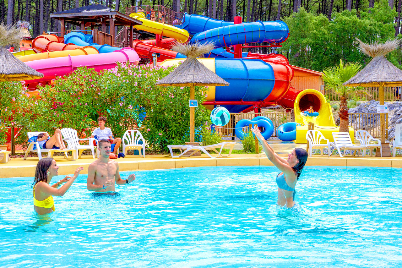 Buitenzwembad en kleurrijke waterglijbanen op camping CAPFUN Landisland in Moliets-et-Maa.
