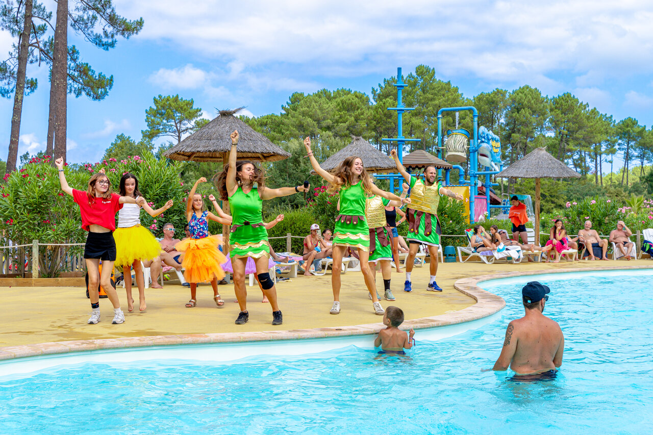 Dansanimatie en zwembad van camping CAPFUN Landisland in Moliets-et-Maa (40).