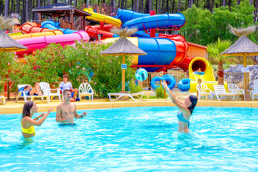 Kleurrijke waterglijbanen en levendig zwembad op camping CAPFUN Landisland in Moliets-et-Maa (40).
