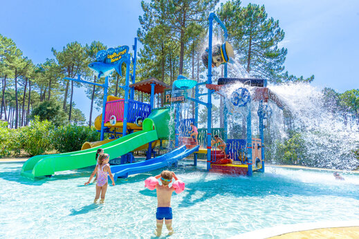 Waterattracties, glijbanen en kinderen bij het zwembad CAPFUN Landisland (40).