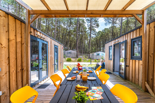 Buitenterras met ontbijt en moderne stacaravan op camping CAPFUN Landisland in Moliets-et-Maa (40).