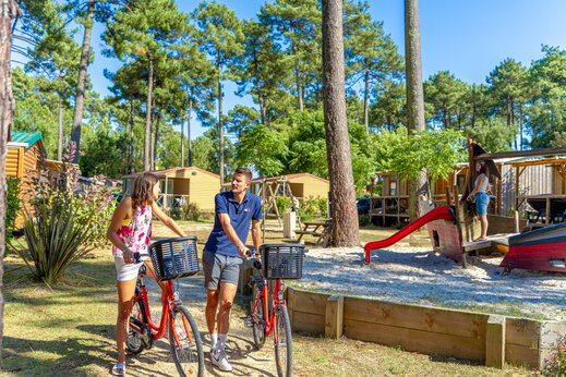 Fietsen, speeltuin op camping CAPFUN Landisland in Moliets-et-Maa (40).