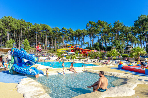 Buitenzwembad met waterglijbanen op camping CAPFUN Landisland in Moliets-et-Maa (40).