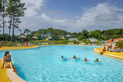 Buitenzwembad en waterspelen op camping CAPFUN Landisland, Moliets-et-Maa (40).