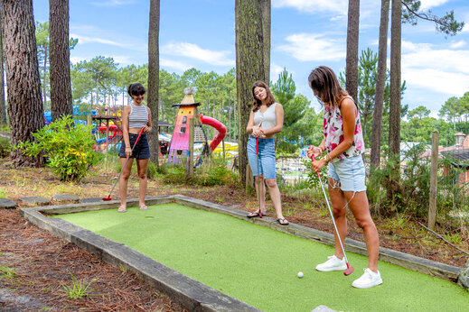 Minigolf: vriendinnen plezier op camping CAPFUN Landisland, Moliets-et-Maa (40).
