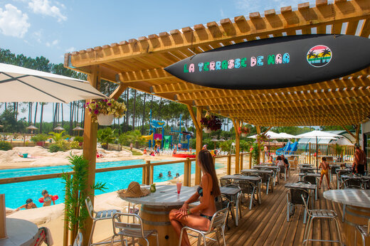 Restaurant met terras en zwembad op camping CAPFUN Landisland in Moliets-et-Maa.
