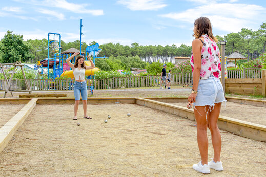 Jeu de boules op het speciale terrein van camping CAPFUN Landisland in Moliets-et-Maa (40).