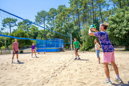 Beachvolleybalwedstrijd op zandveld op camping CAPFUN Landisland (40).