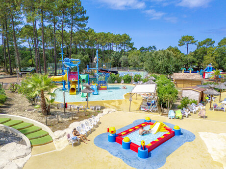 Waterpark met glijbanen en waterspellen op camping CAPFUN Landisland in Moliets-et-Maa (40).