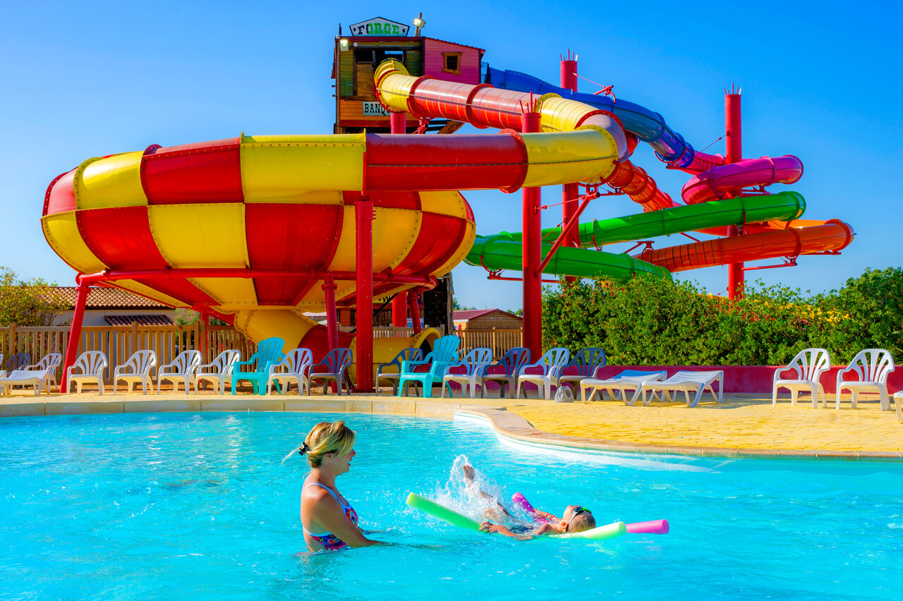 Kleurrijke waterglijbanen en familiezwembad op camping CAPFUN Las Bousigues in Le Barcar�s (66).