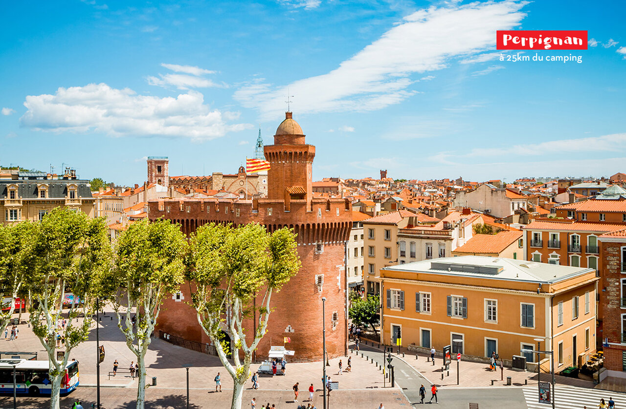 Le Castillet, iconisch monument van Perpignan, stad om te bezoeken nabij de camping.