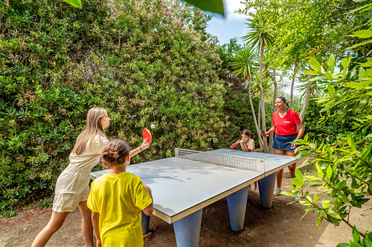 Familie speelt tafeltennis buiten op camping CAPFUN Las Bousigues in Le Barcar�s (66).
