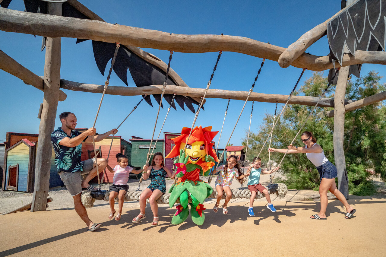 Reuzenschommel, familie en mascotte op camping CAPFUN Las Bousigues, Le Barcar�s.