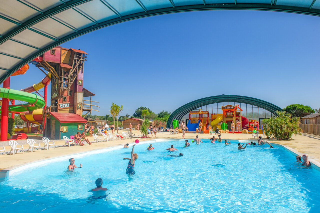Buitenzwembad met reuzenglijbanen en waterspeeltuin op camping CAPFUN Las Bousigues in Le Barcar�s (66).