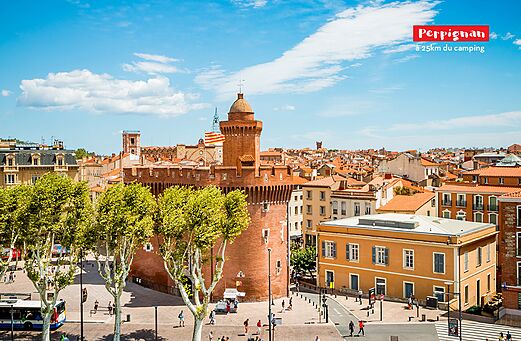 Het Castillet en het historische centrum van Perpignan, stad nabij de camping.