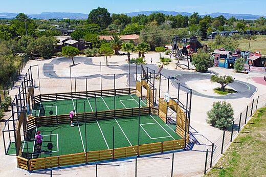 Multisportterrein en pumptrack op camping CAPFUN Las Bousigues Le Barcarès.