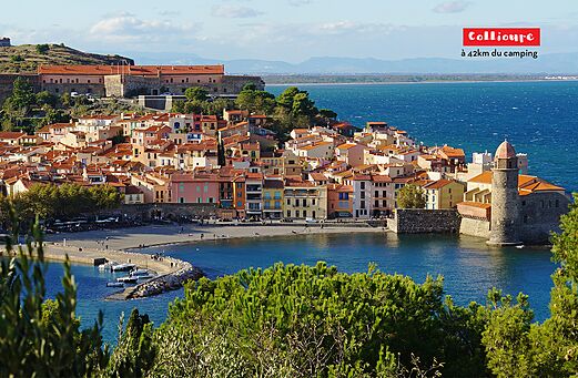 Collioure, pittoreske kuststad, haven en kerk, Pyrénées-Orientales.