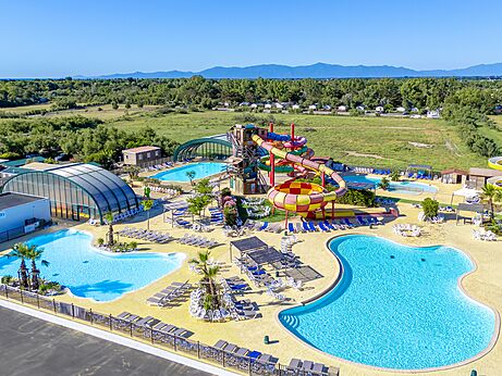 Kleurrijke waterglijbanen en buitenzwembaden op camping CAPFUN Las Bousigues in Le Barcarès (66).