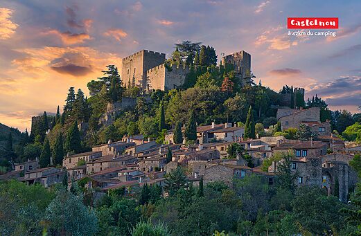 Middeleeuws dorp Castelnou en kasteel, bezienswaardigheid nabij Perpignan.
