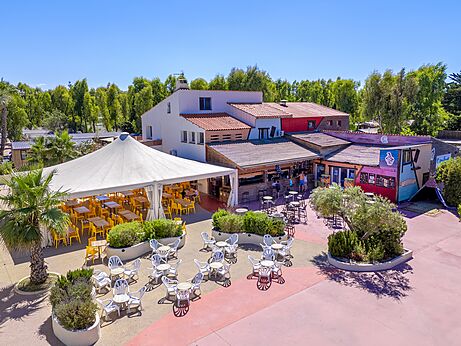 Buitenrestaurant en bar, terrassen, camping CAPFUN Las Bousigues, Le Barcarès (66).