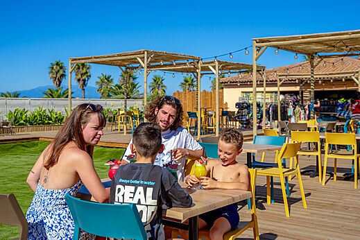 Buitenbar met familie op camping CAPFUN Las Bousigues in Le Barcarès (66).