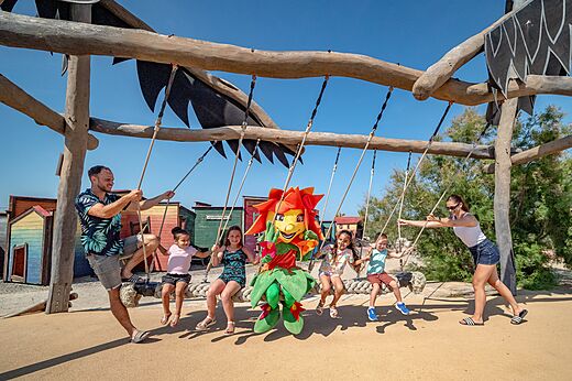Grote schommel, kinderen en mascotte op camping CAPFUN Las Bousigues in Le Barcarès (66).