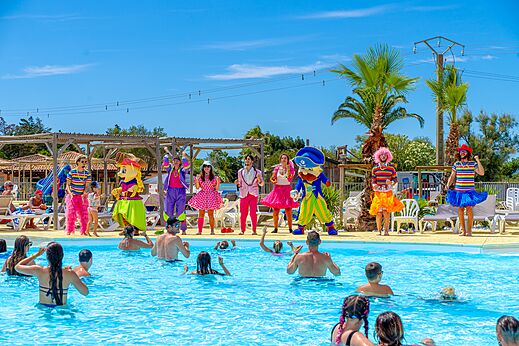 Animatie en zwembad op camping CAPFUN Las Bousigues in Le Barcar�s (66).