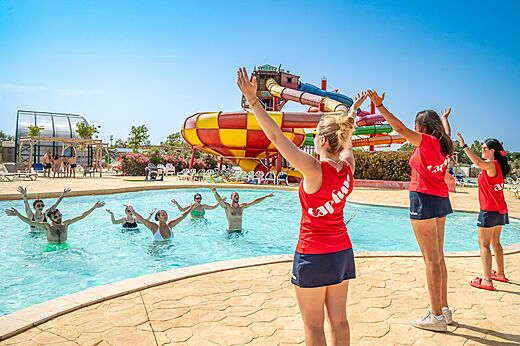 Aquagym en reuzenglijbanen bij het zwembad van camping CAPFUN Las Bousigues in Le Barcarès (66).