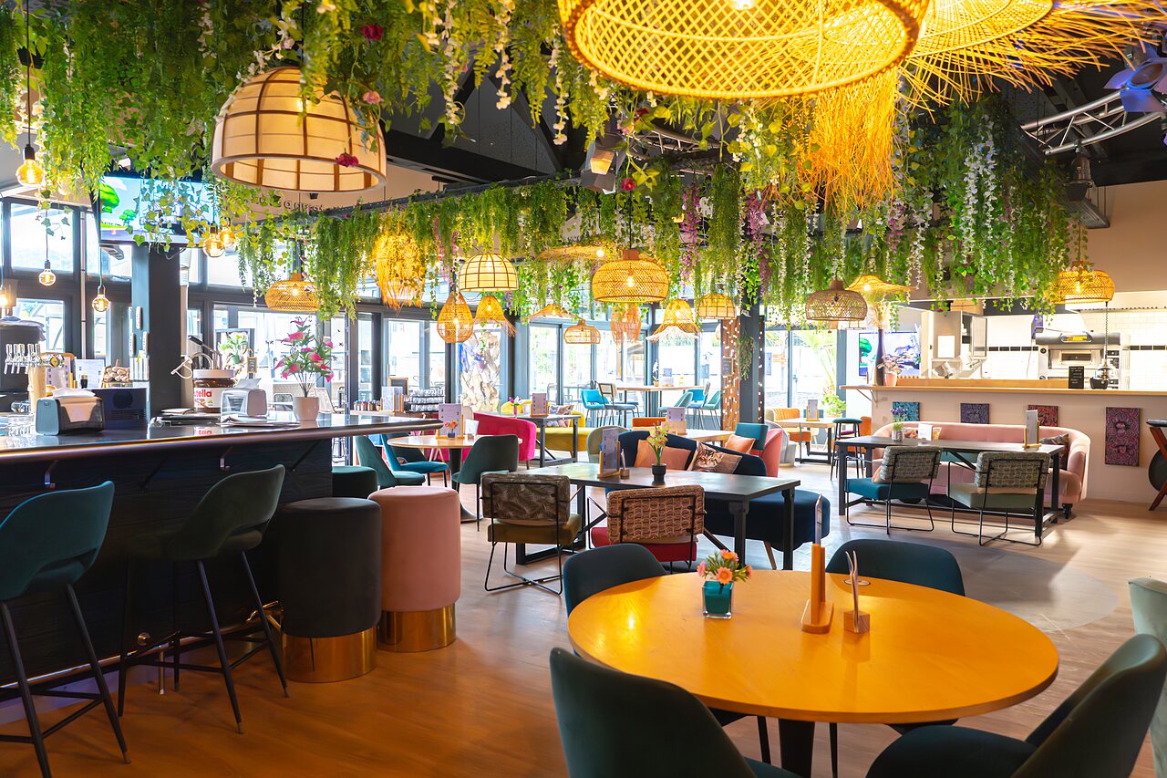 Modern restaurant en bar, plantendecoratie, op camping VAGUES OCEANES Les Iles in Hudimesnil (50).