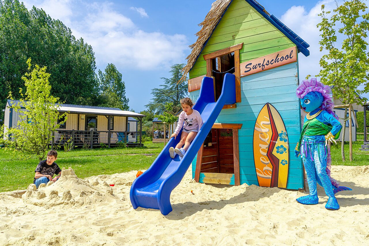 Glijbaan, zand, mascotte op camping VAGUES OCEANES Les Iles in Hudimesnil (50).
