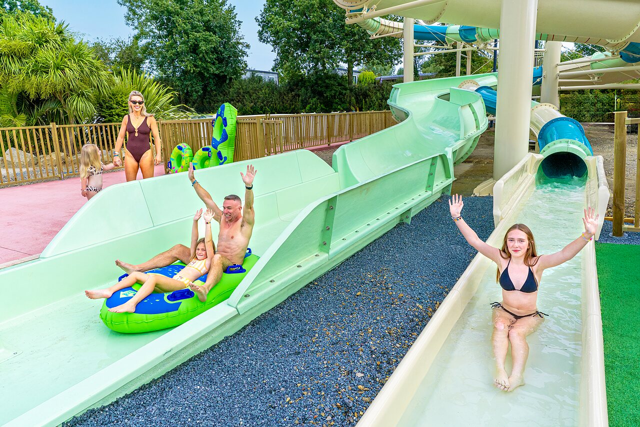 Vrolijke familie op reuzenglijbanen in camping VAGUES OCEANES Les Iles in Hudimesnil (50).