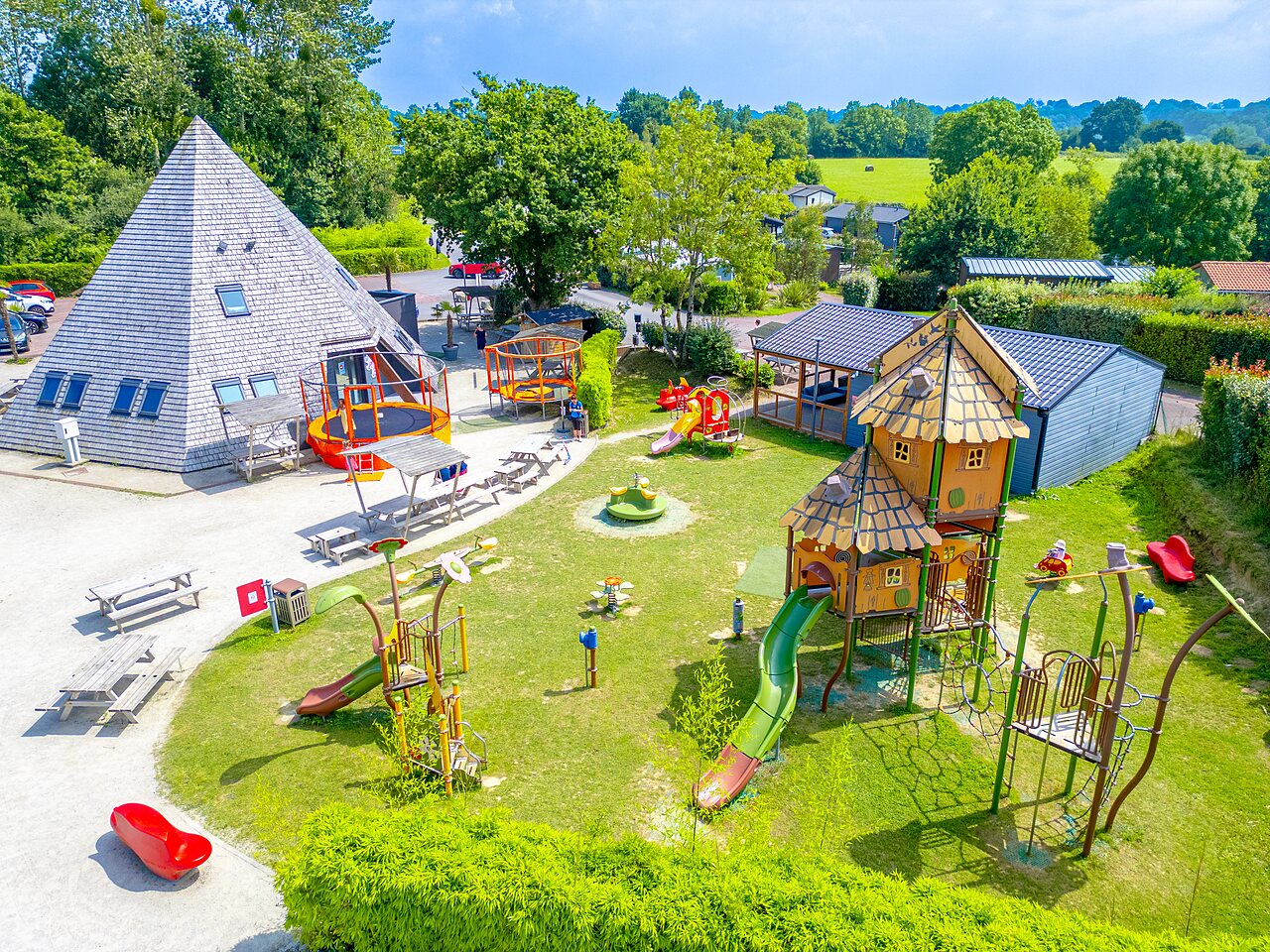 Grote speeltuin met glijbanen, trampolines op camping VAGUES OCEANES Les Iles in Hudimesnil (50).