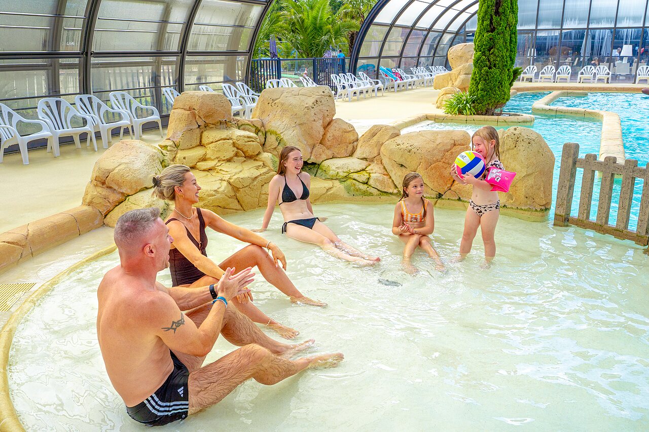 Overdekt familiezwembad op camping VAGUES OCEANES Les Iles in Hudimesnil (50).