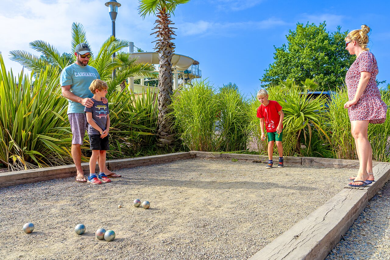 Familie speelt jeu de boules op camping VAGUES OCEANES Les Iles in Hudimesnil (50).