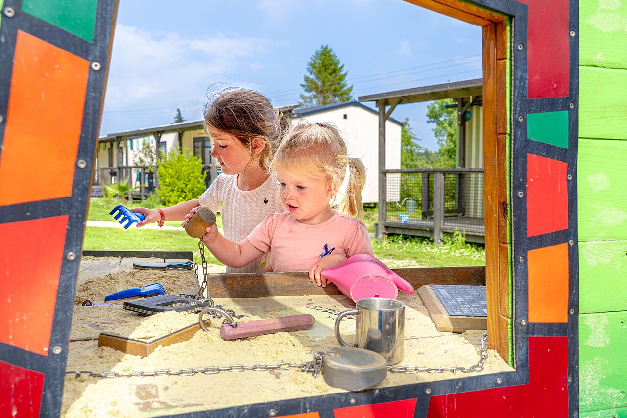 Zandbak kinderen op camping VAGUES OCEANES Les Iles in Hudimesnil (50).