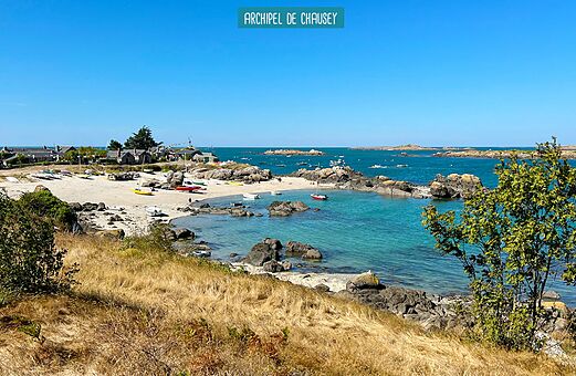 Archipel van Chausey, zandstrand, turquoise water en rotsen.