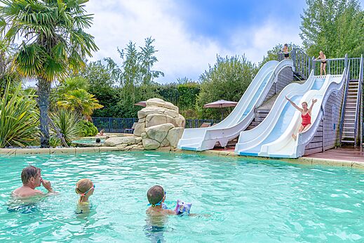 Waterglijbanen en buitenzwembad op camping VAGUES OCEANES Les Iles, Hudimesnil.