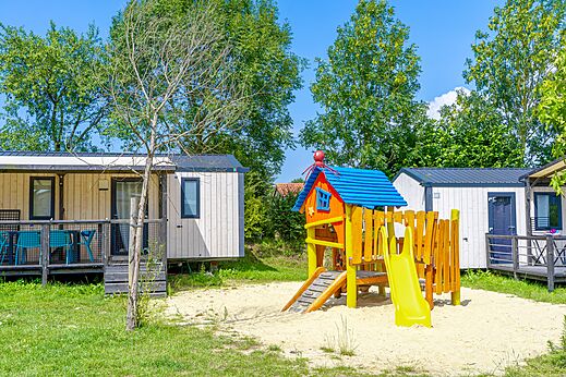Kinderspelen, stacaravans op camping VAGUES OCEANES Les Iles in Hudimesnil (50).