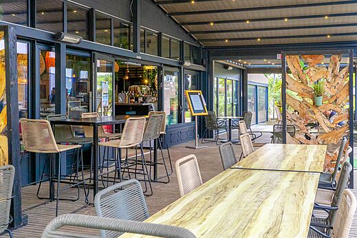 Terras restaurant-bar op camping VAGUES OCEANES Les Iles in Hudimesnil (50).
