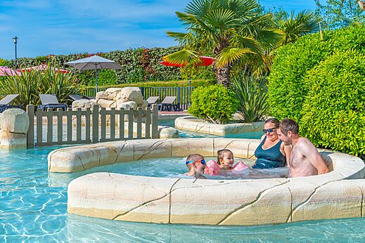 Jacuzzi en familie op camping VAGUES OCEANES Les Iles in Hudimesnil (50).
