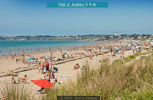 Groot strand van Jullouville in Normandië, ideaal om te zwemmen en te ontspannen.
