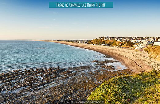 Strand van Donville-les-Bains en rotsachtige kust, nabij Granville in Normandië.