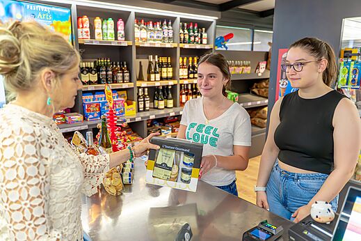 Klanten kopen producten in de campingwinkel VAGUES OCEANES Les Iles in Hudimesnil (50).