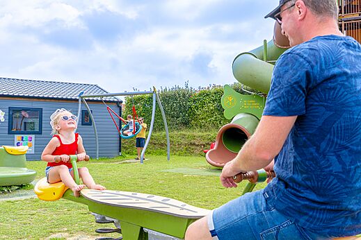 Speeltuin met schommel en glijbaan op camping VAGUES OCEANES Les Iles.